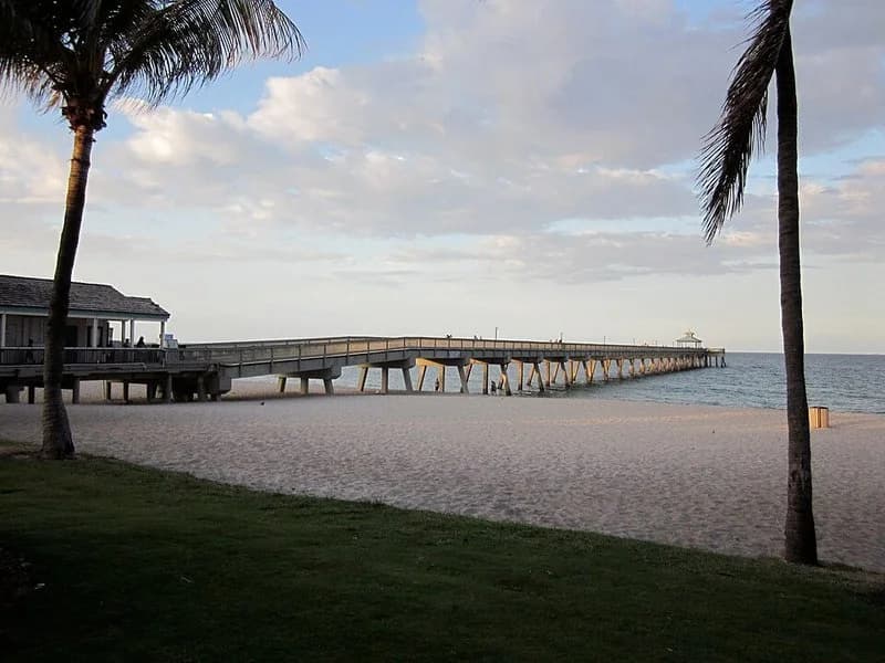 Deerfield Beach hotels with kitchens