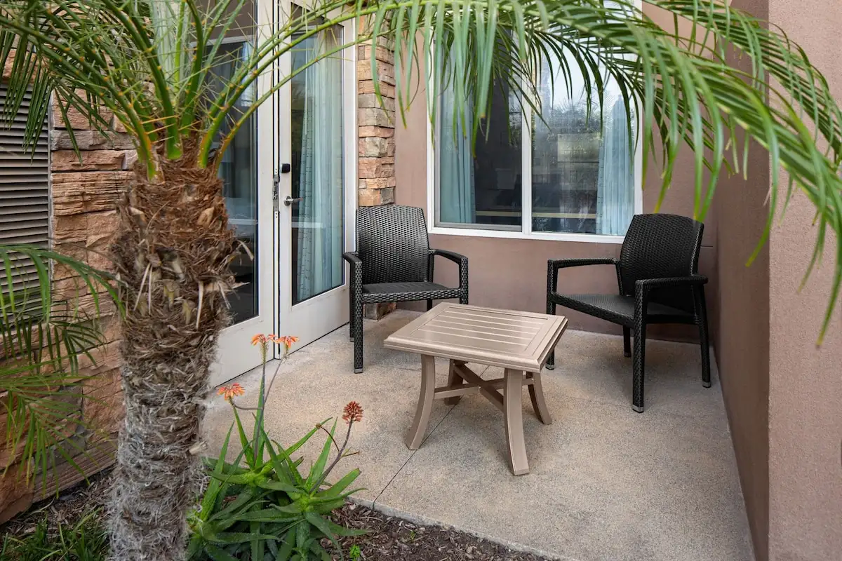 Hotels with kitchens in Tustin