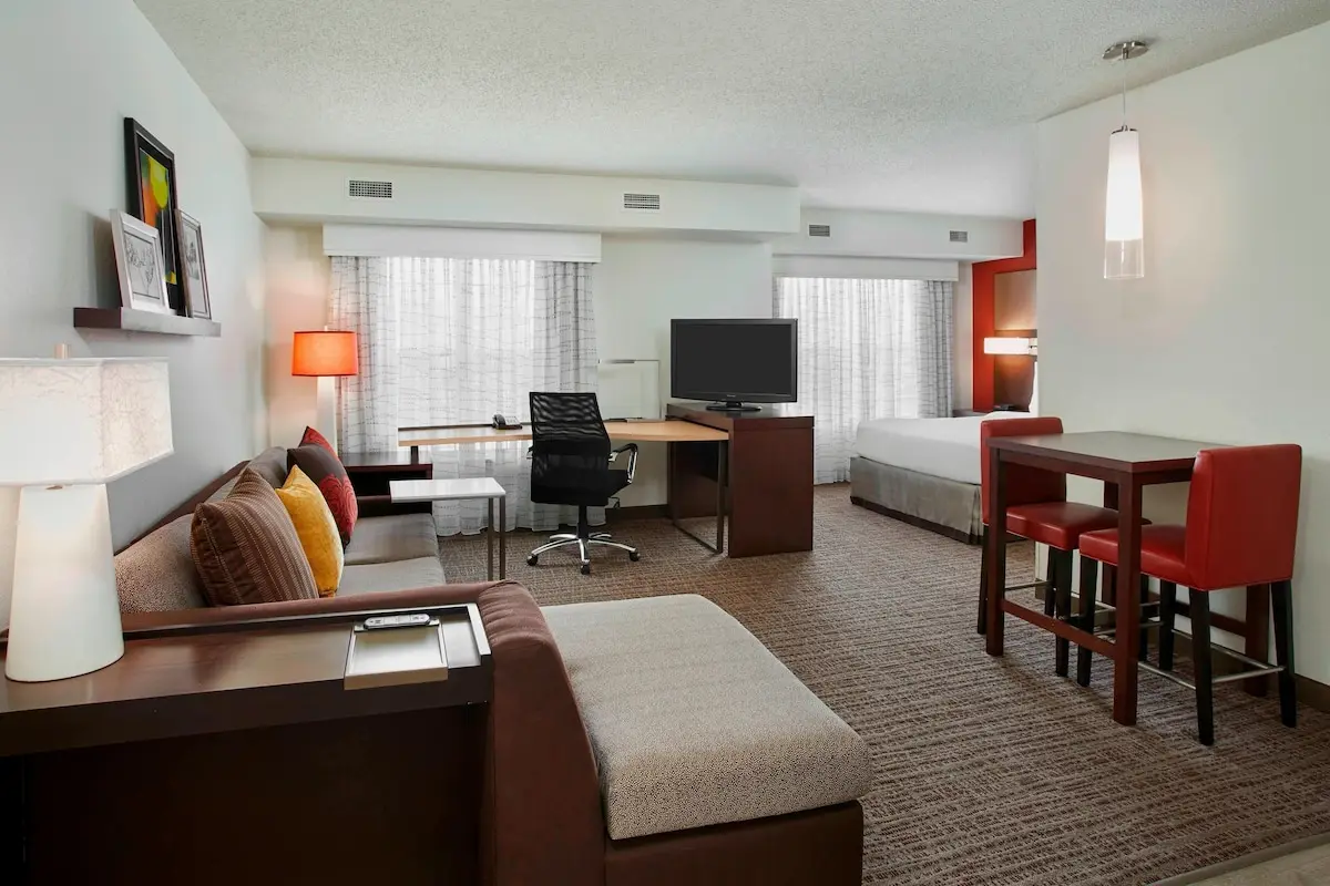Hotels with kitchens in Pontiac