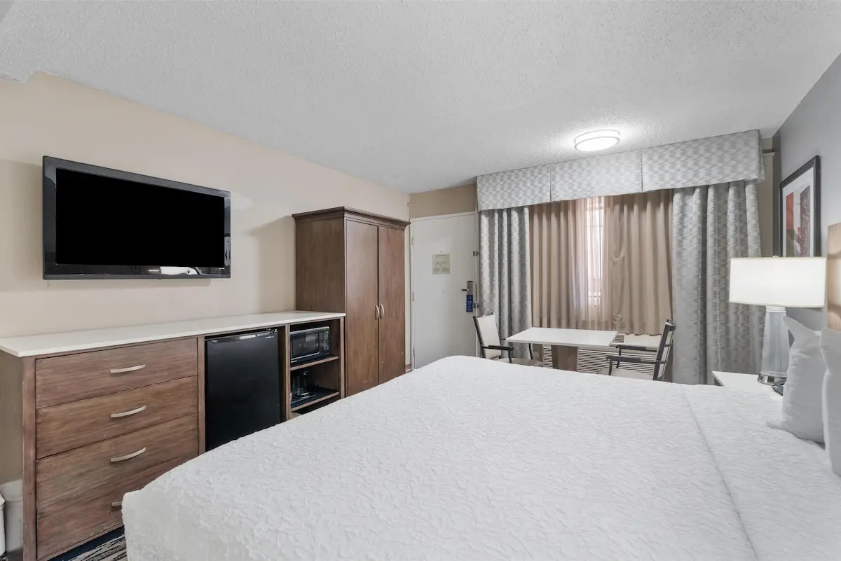 Hotels with kitchens in Los Alamitos