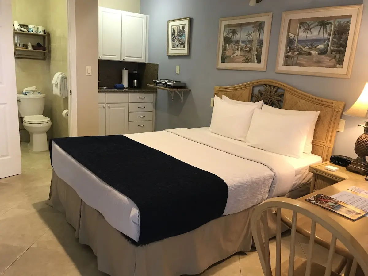 Casitas Coral Ridge in Fort Lauderdale, FL, listed as in-room kitchen