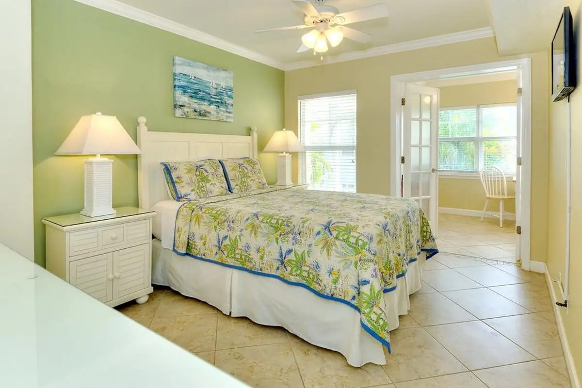 Hotels with kitchens in Indian Shores