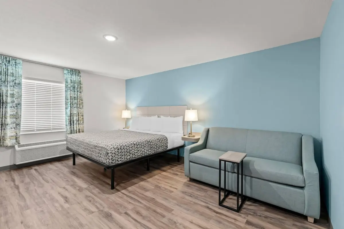Hotels with kitchens in Canton
