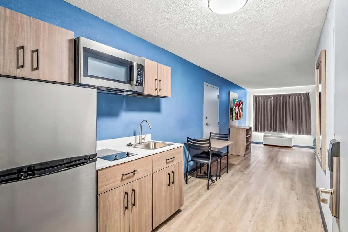 HomeTowne Studios by Red Roof Southfield hotel photo 1 in Southfield, Michigan