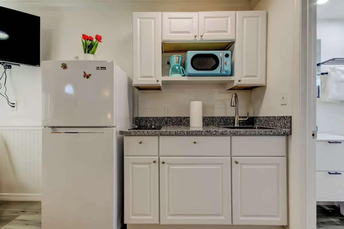 Carousel Suites hotel photo 1 in Redington Shores, Florida