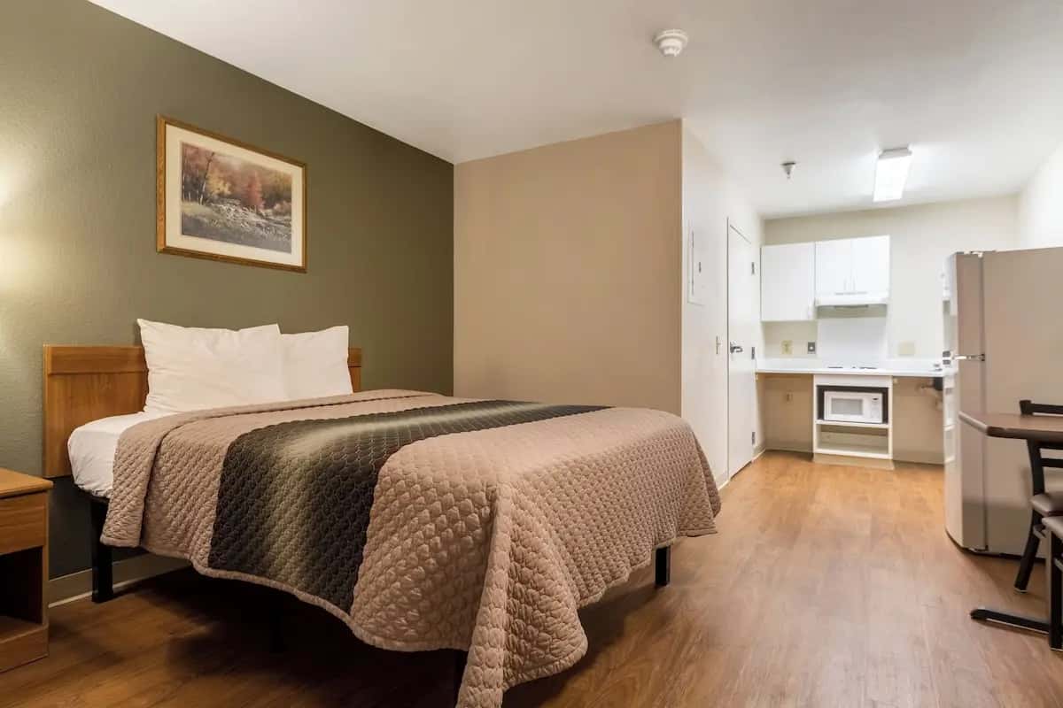 HomeTowne Studios by Red Roof Denver - Lakewood West hotel photo 1 in Lakewood, Colorado