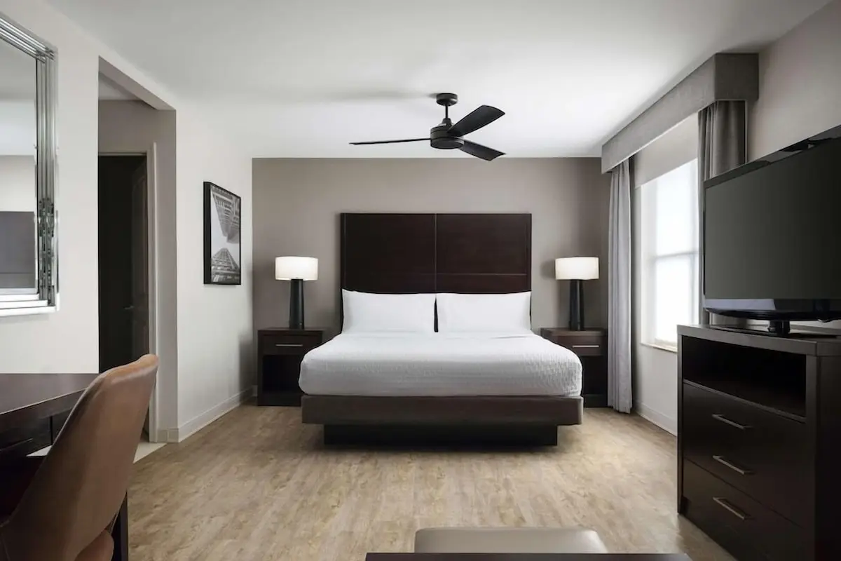 Hotels with kitchens in Carle Place