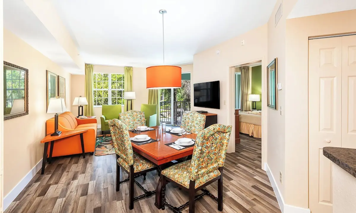 Hotels with kitchens in Weston
