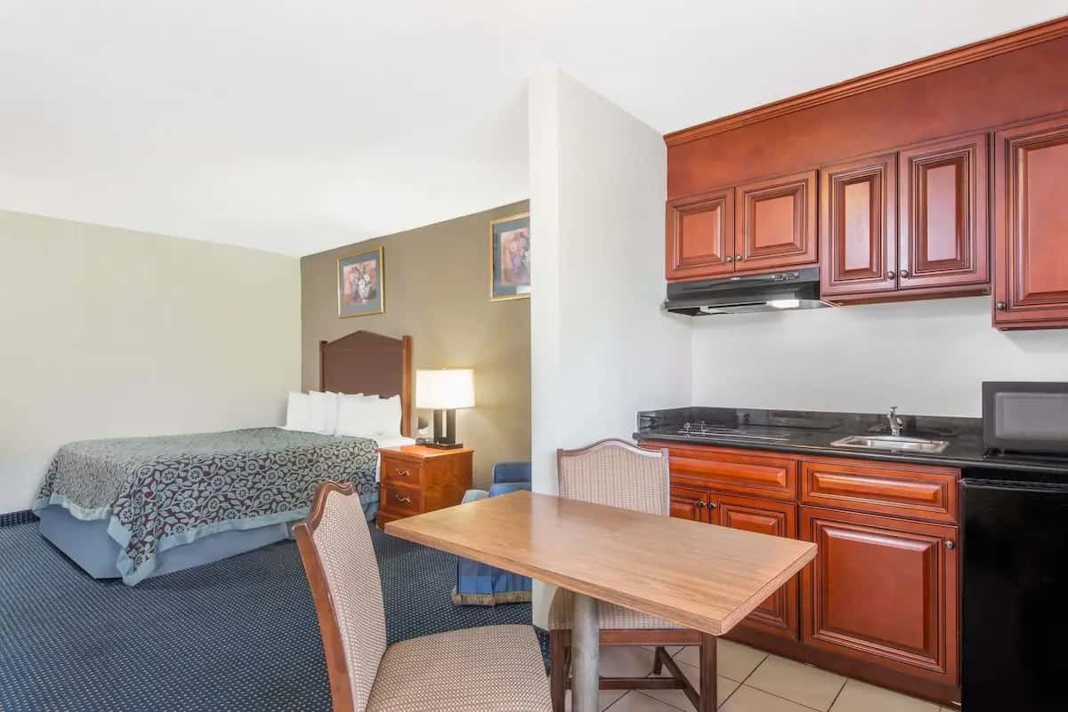 Days Inn by Wyndham Arlington Pentagon hotel photo 1 in Arlington, Virginia