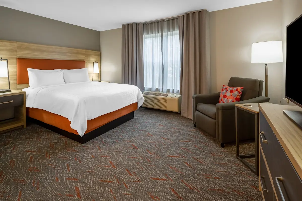 Hotels with kitchens in Danvers