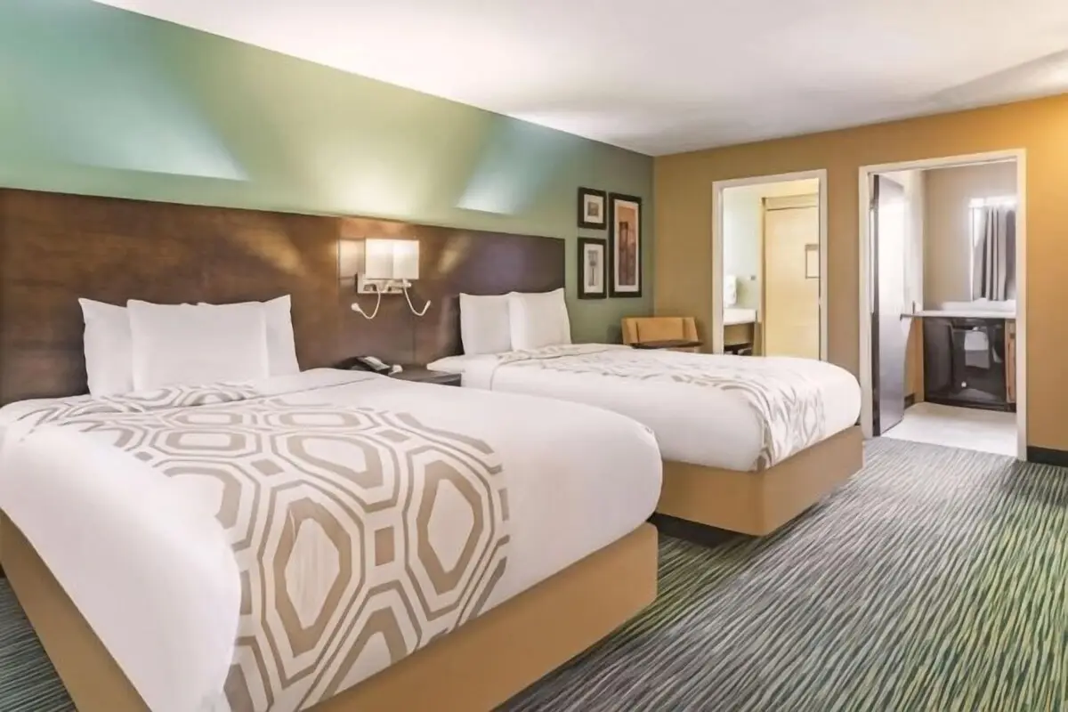 Hotels with kitchens in Millbrae