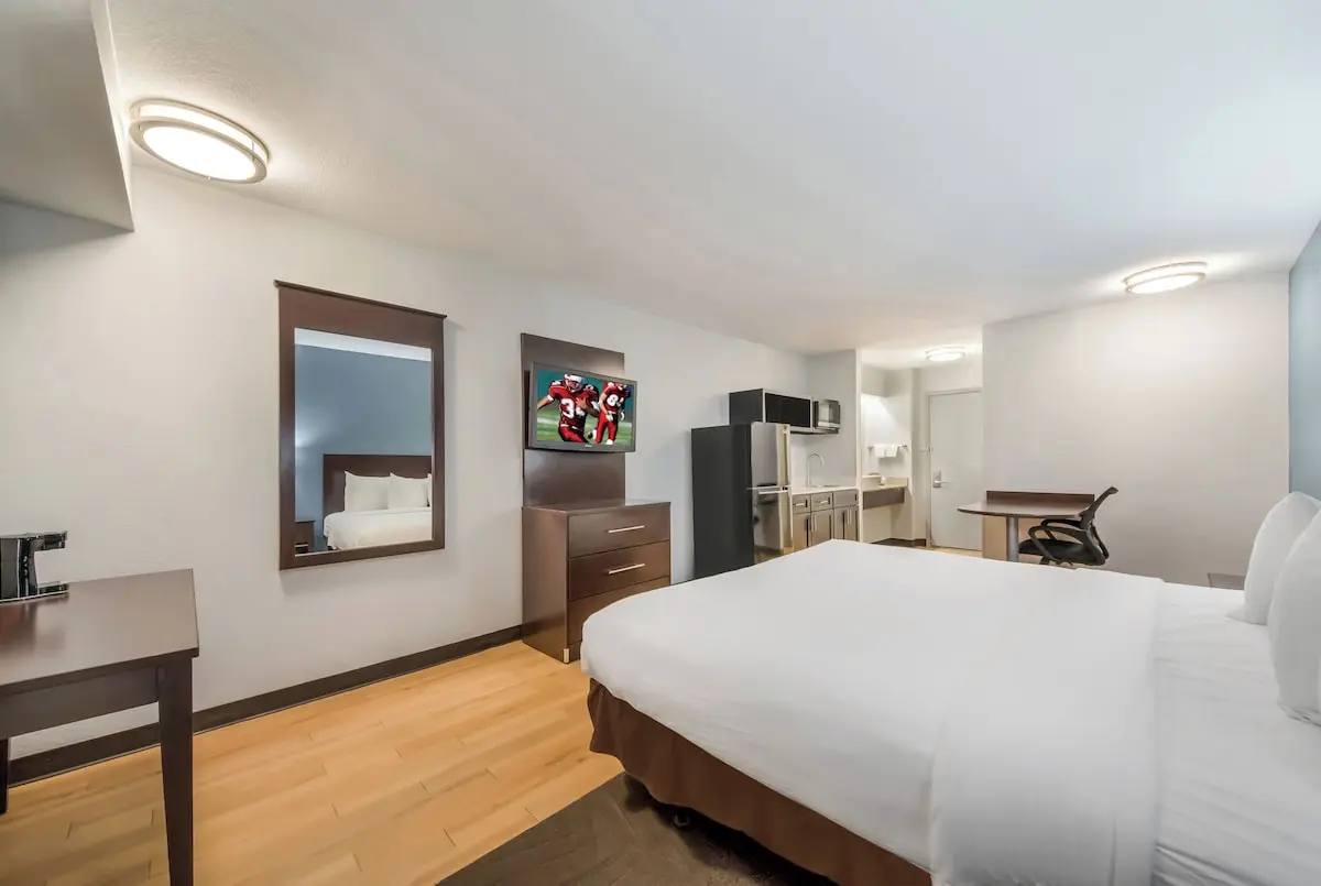 HomeTowne Studios by Red Roof San Antonio - Seaworld/Northwest hotel photo 1 in San Antonio, Texas