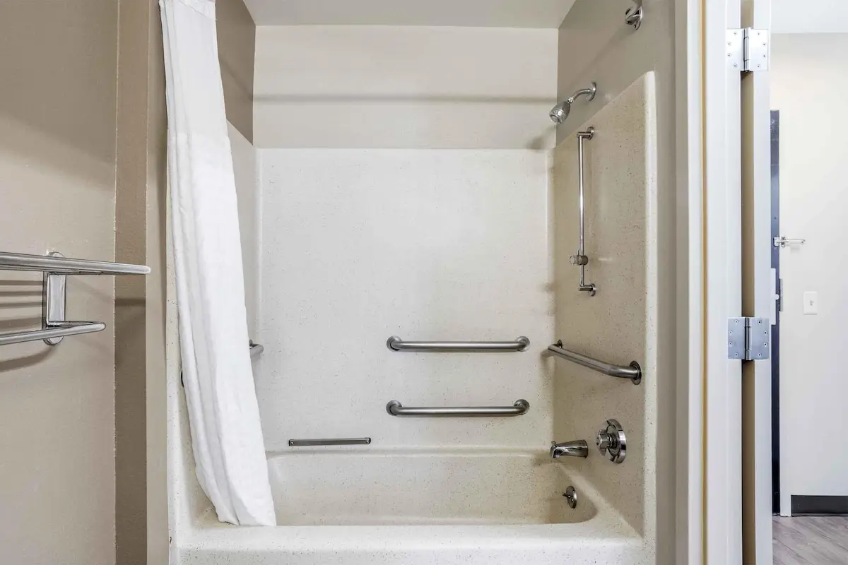 Hotels with kitchens in Elmsford
