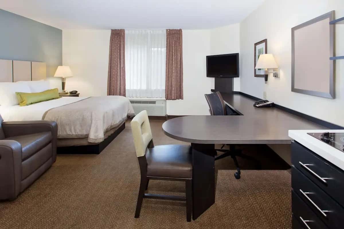 Sonesta Simply Suites Philadelphia Mount Laurel hotel photo 1 in Mount Laurel, New Jersey